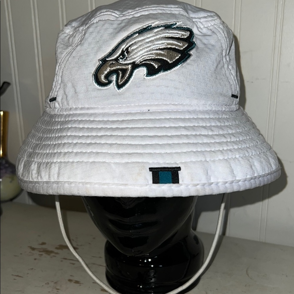 Philadelphia Eagles New Era White Bucket Hat with Eagle Logo